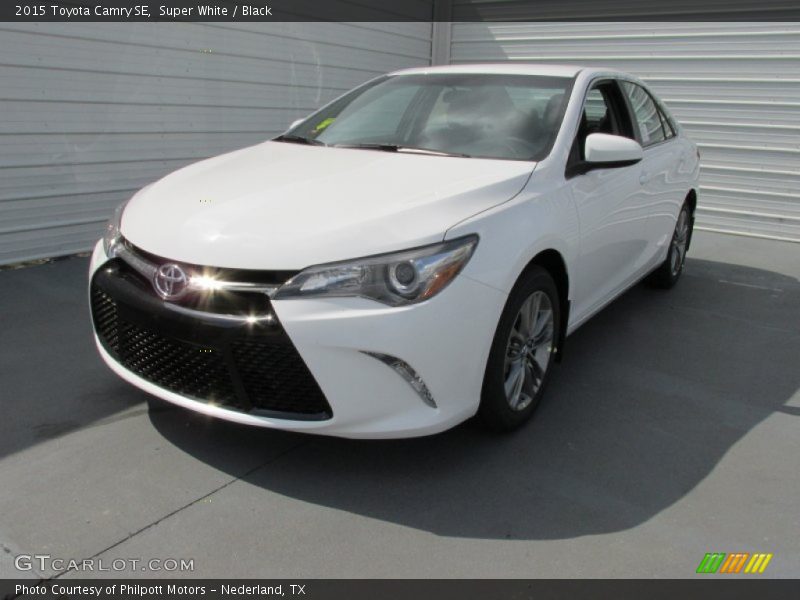 Super White / Black 2015 Toyota Camry SE