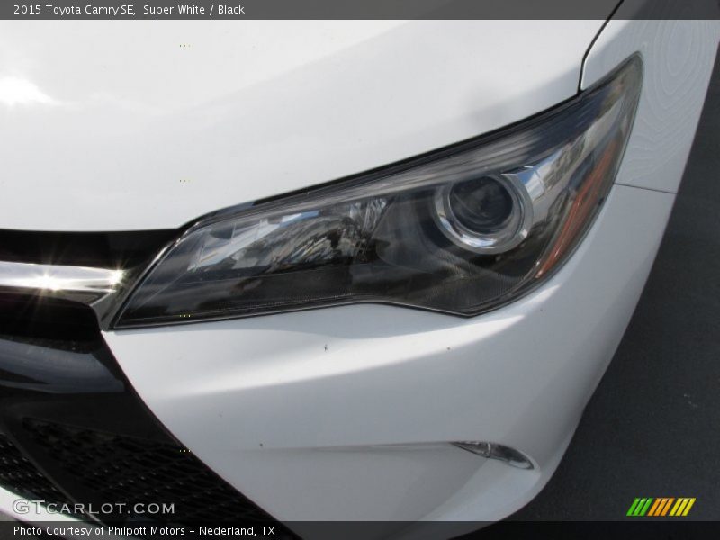 Super White / Black 2015 Toyota Camry SE