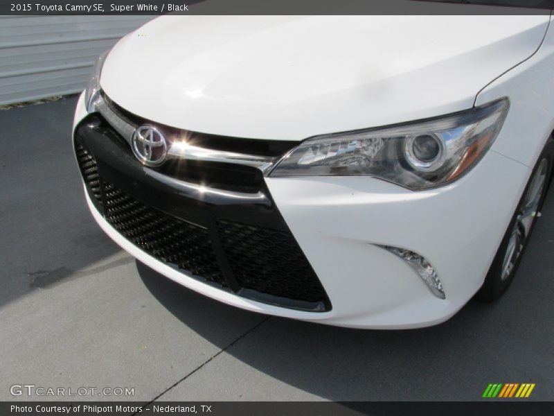 Super White / Black 2015 Toyota Camry SE