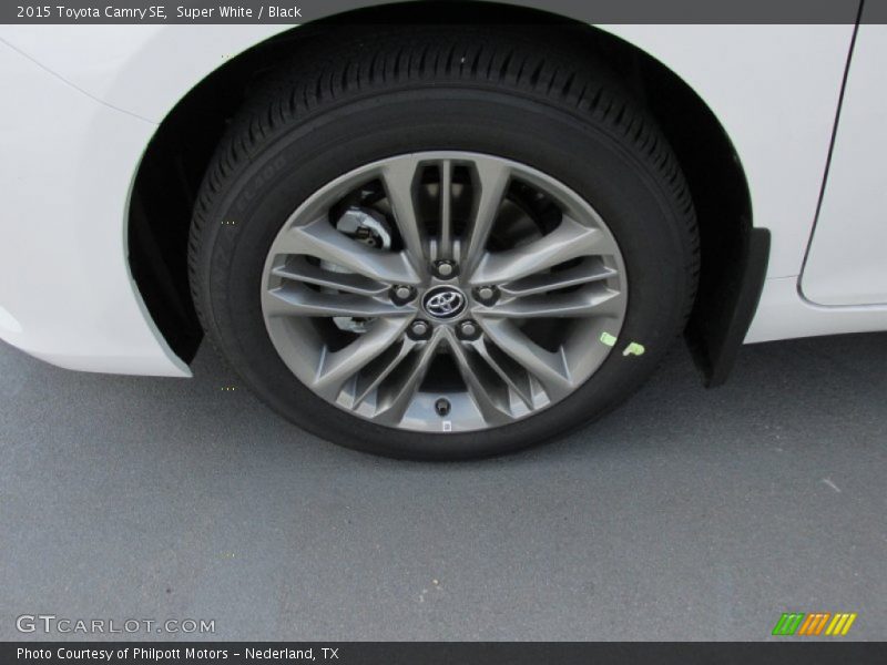 Super White / Black 2015 Toyota Camry SE