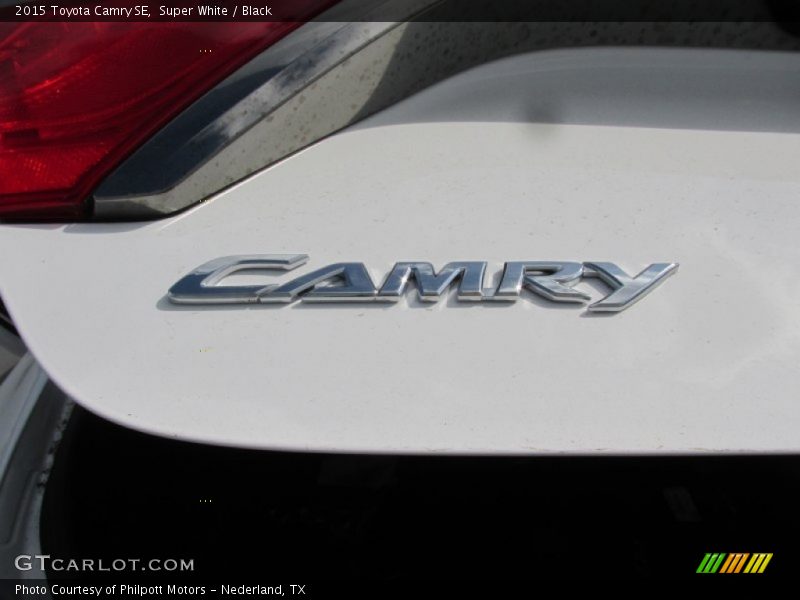 Super White / Black 2015 Toyota Camry SE