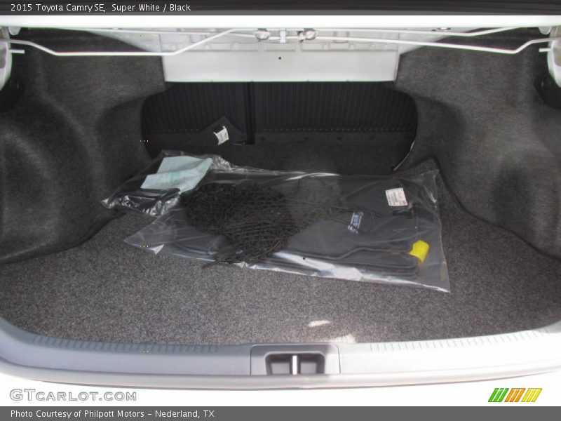 Super White / Black 2015 Toyota Camry SE