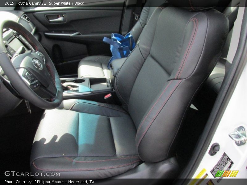 Super White / Black 2015 Toyota Camry SE