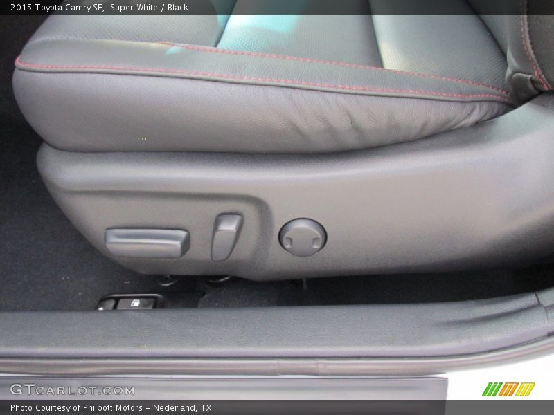 Super White / Black 2015 Toyota Camry SE