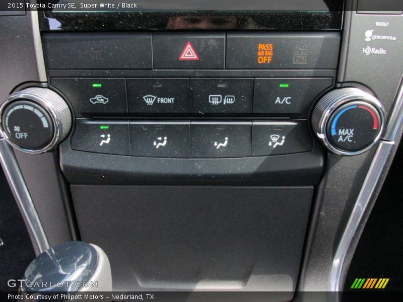 Super White / Black 2015 Toyota Camry SE