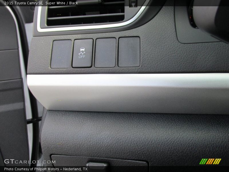Super White / Black 2015 Toyota Camry SE