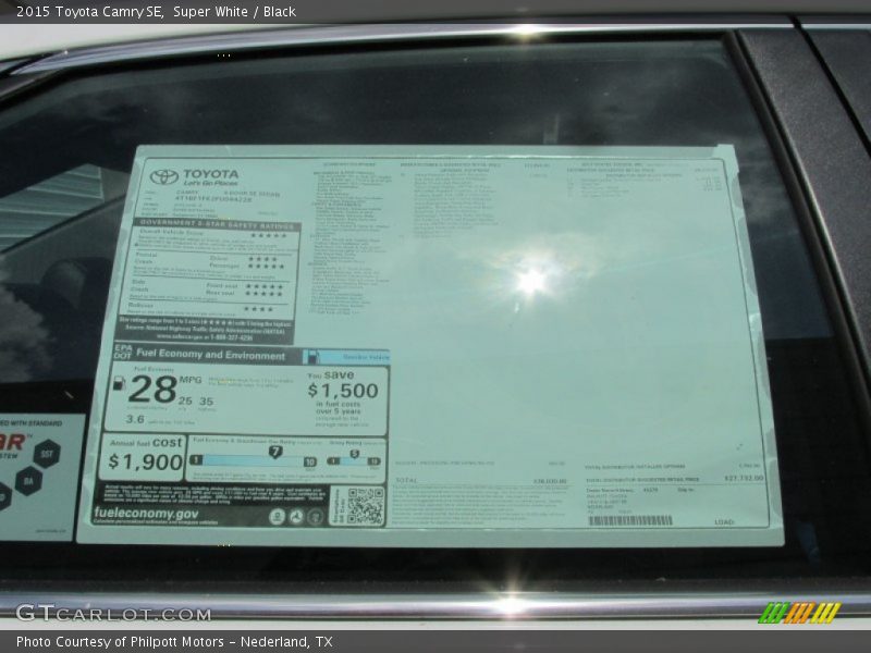 Super White / Black 2015 Toyota Camry SE