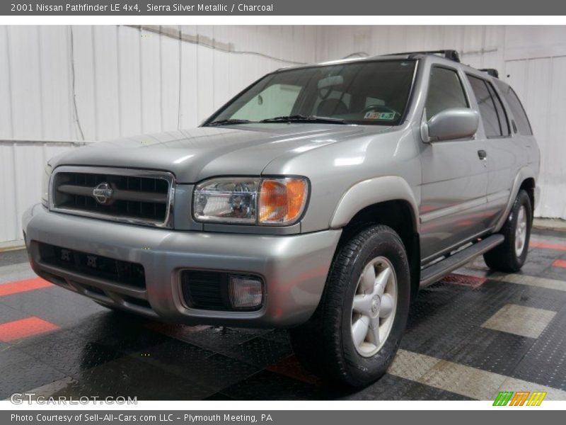 Sierra Silver Metallic / Charcoal 2001 Nissan Pathfinder LE 4x4