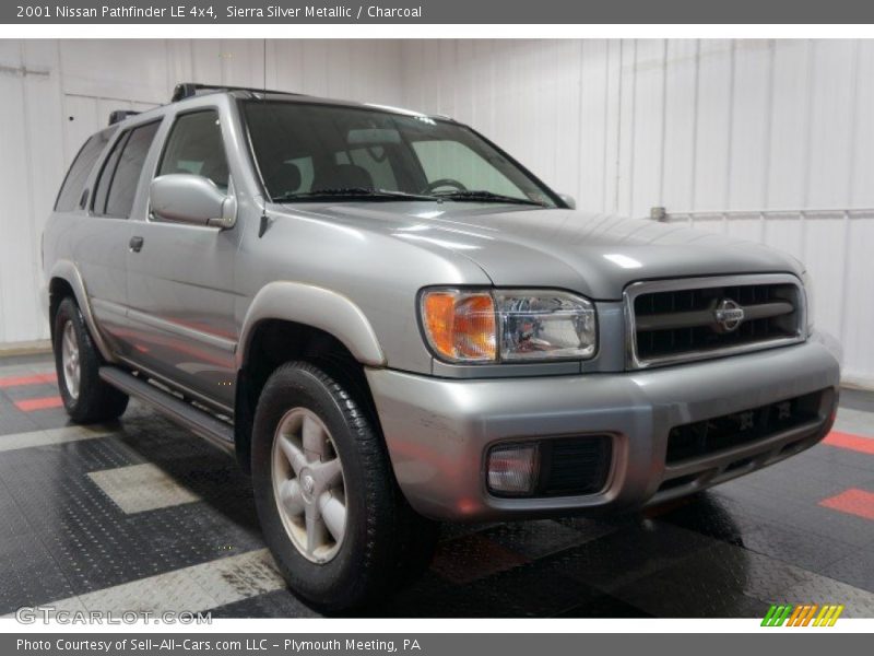 Sierra Silver Metallic / Charcoal 2001 Nissan Pathfinder LE 4x4
