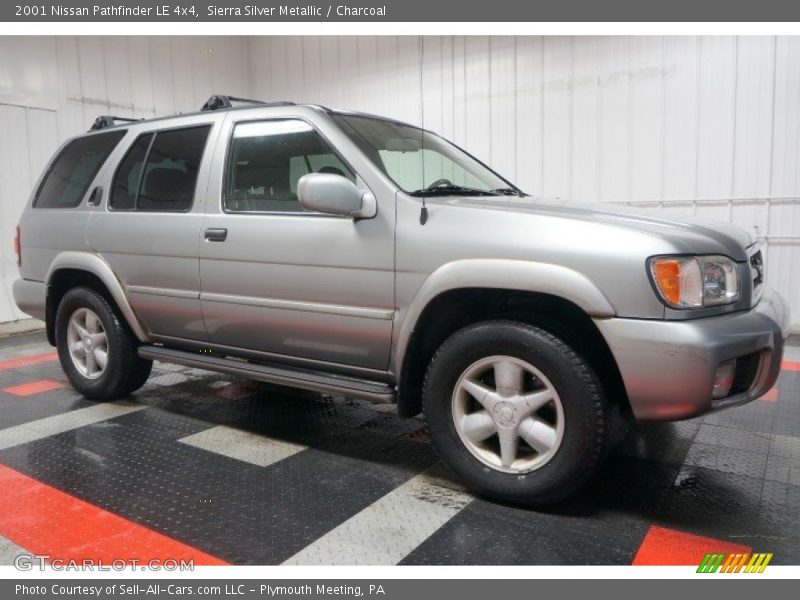 Sierra Silver Metallic / Charcoal 2001 Nissan Pathfinder LE 4x4