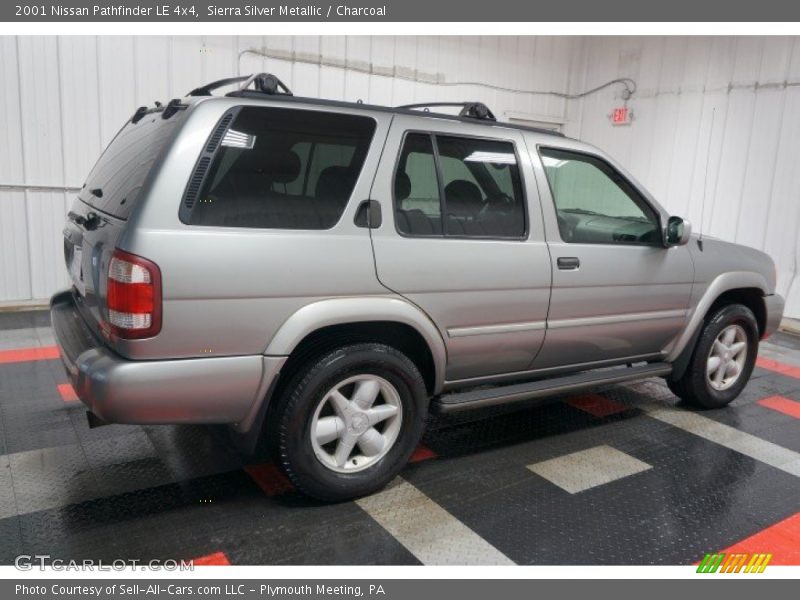 Sierra Silver Metallic / Charcoal 2001 Nissan Pathfinder LE 4x4