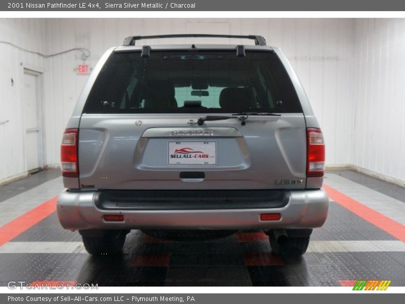 Sierra Silver Metallic / Charcoal 2001 Nissan Pathfinder LE 4x4