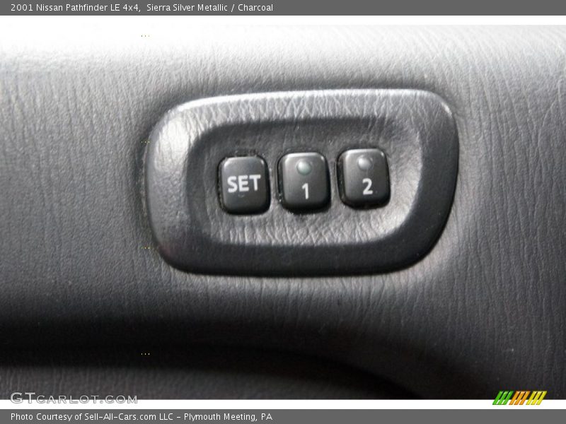 Sierra Silver Metallic / Charcoal 2001 Nissan Pathfinder LE 4x4
