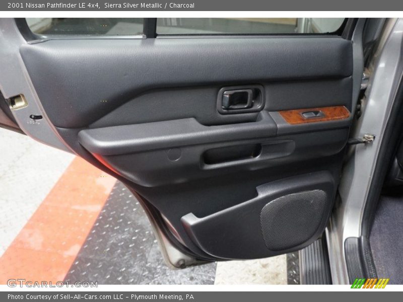 Sierra Silver Metallic / Charcoal 2001 Nissan Pathfinder LE 4x4