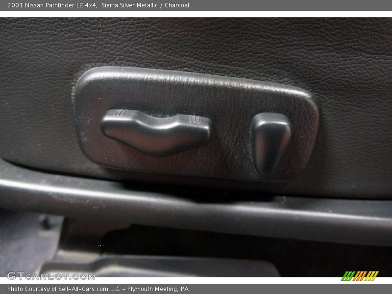 Sierra Silver Metallic / Charcoal 2001 Nissan Pathfinder LE 4x4
