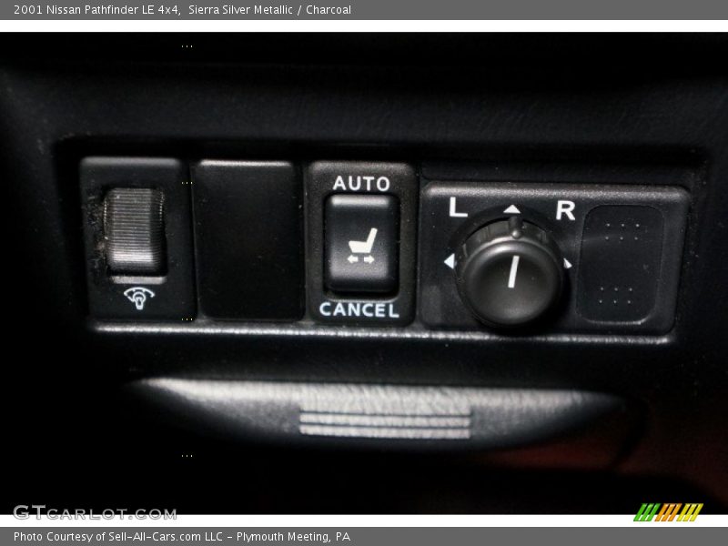 Sierra Silver Metallic / Charcoal 2001 Nissan Pathfinder LE 4x4