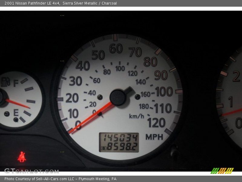 Sierra Silver Metallic / Charcoal 2001 Nissan Pathfinder LE 4x4