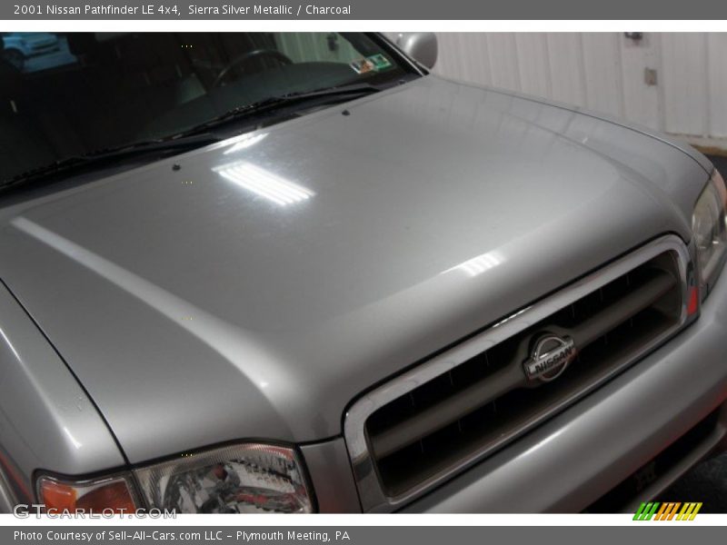 Sierra Silver Metallic / Charcoal 2001 Nissan Pathfinder LE 4x4