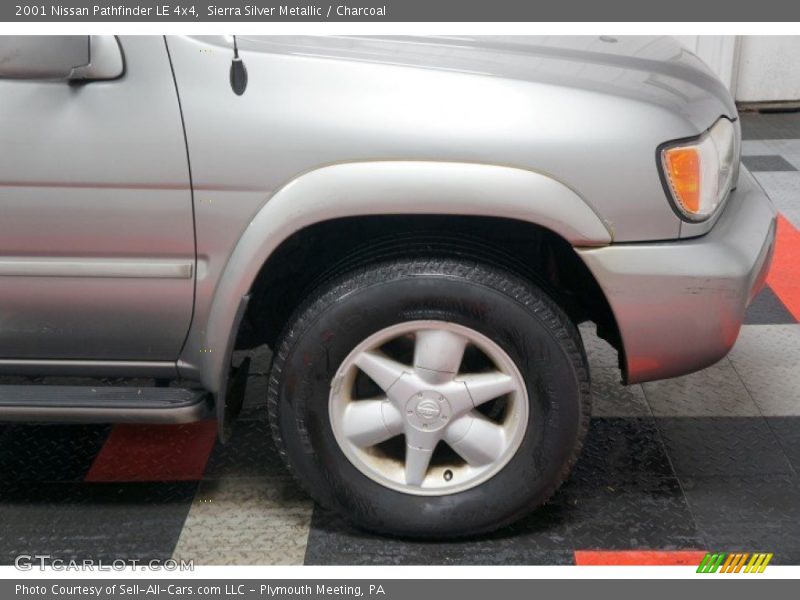 Sierra Silver Metallic / Charcoal 2001 Nissan Pathfinder LE 4x4