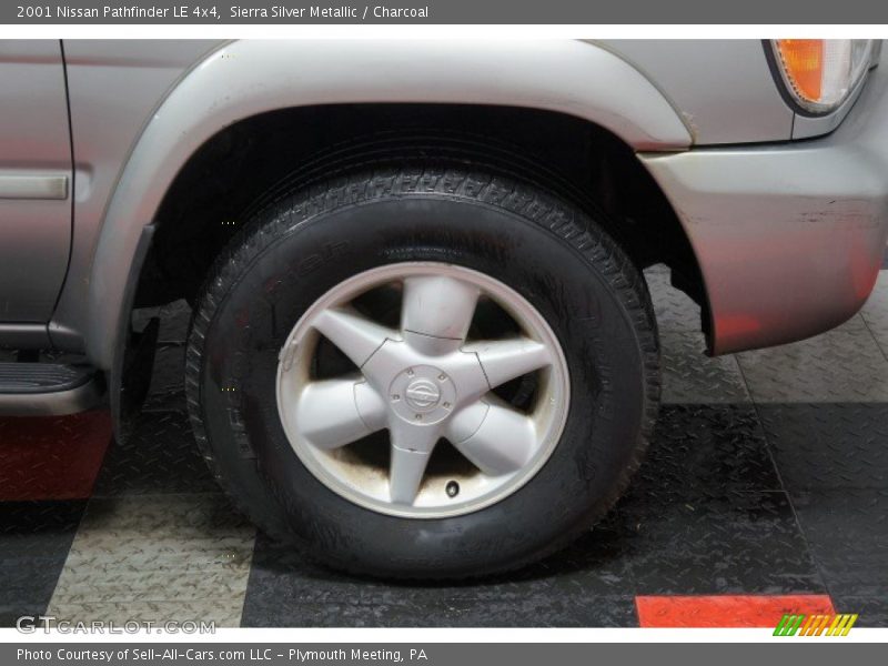 Sierra Silver Metallic / Charcoal 2001 Nissan Pathfinder LE 4x4