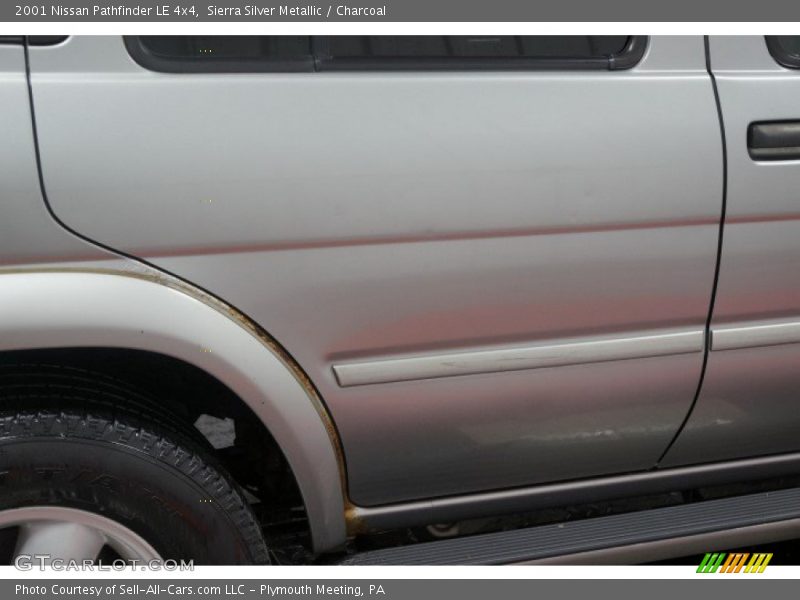 Sierra Silver Metallic / Charcoal 2001 Nissan Pathfinder LE 4x4