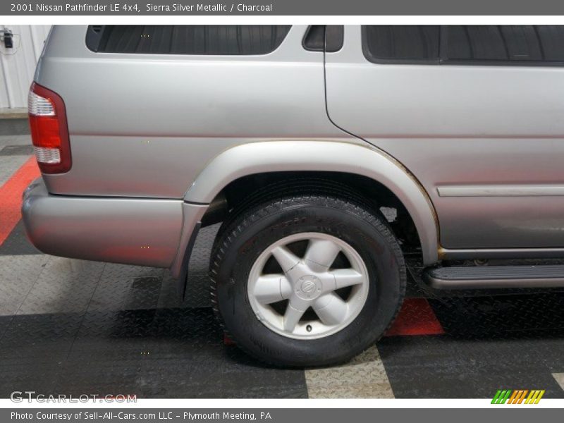 Sierra Silver Metallic / Charcoal 2001 Nissan Pathfinder LE 4x4