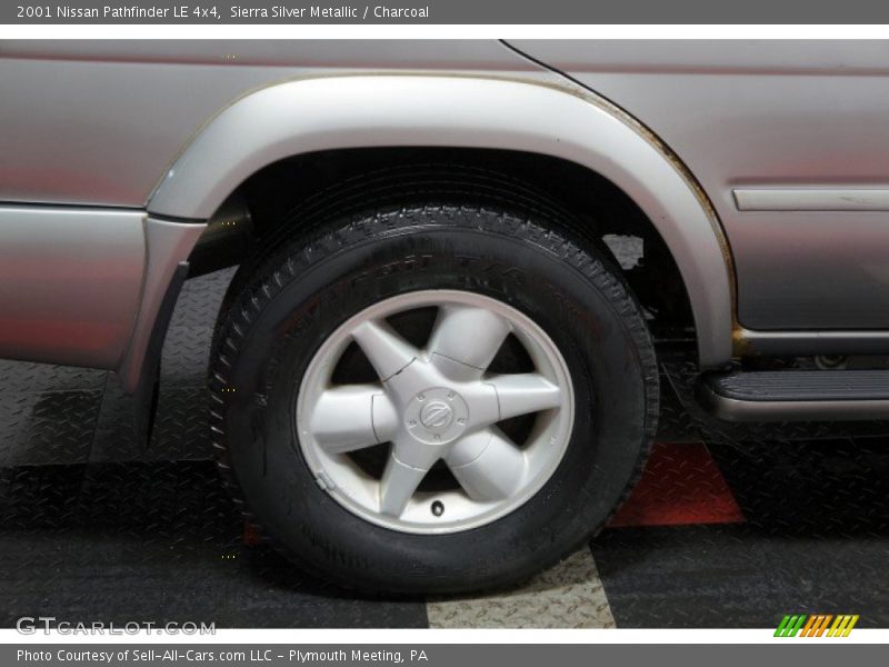 Sierra Silver Metallic / Charcoal 2001 Nissan Pathfinder LE 4x4