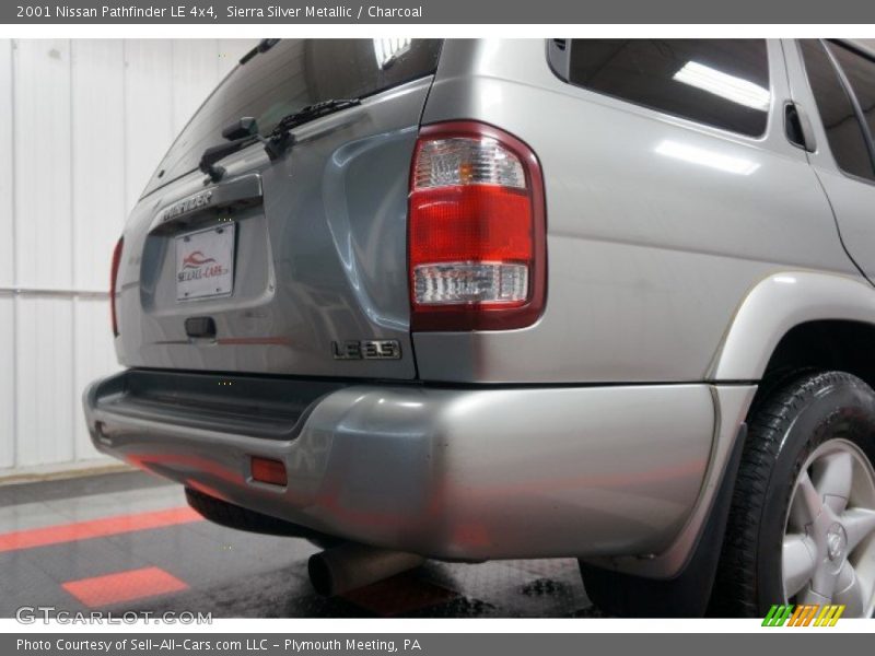 Sierra Silver Metallic / Charcoal 2001 Nissan Pathfinder LE 4x4