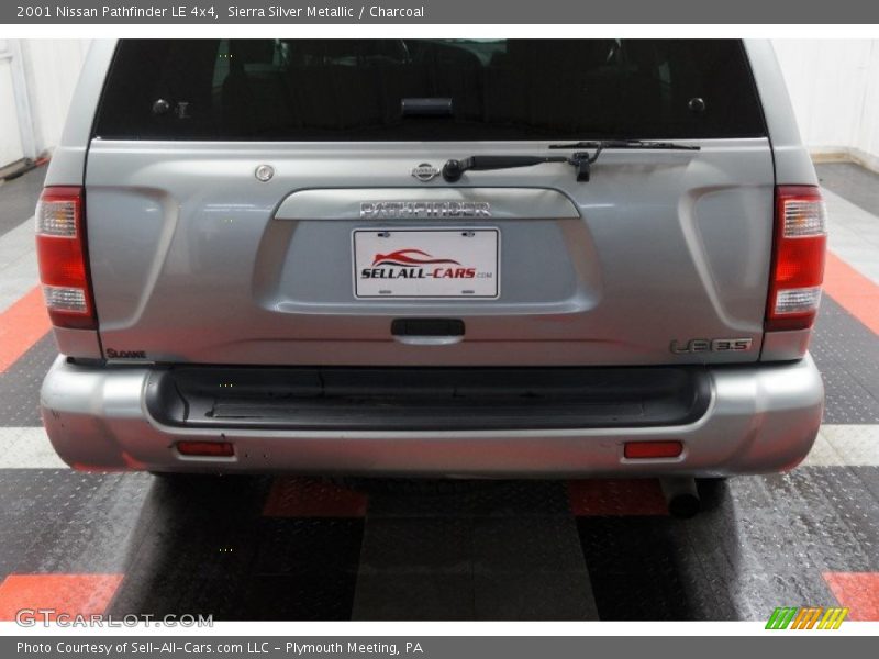 Sierra Silver Metallic / Charcoal 2001 Nissan Pathfinder LE 4x4
