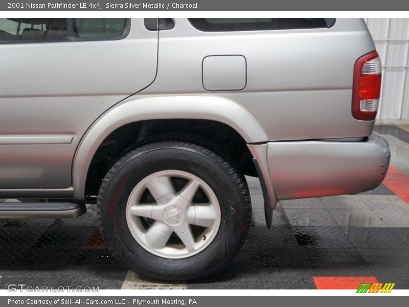 Sierra Silver Metallic / Charcoal 2001 Nissan Pathfinder LE 4x4
