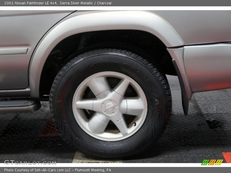 Sierra Silver Metallic / Charcoal 2001 Nissan Pathfinder LE 4x4