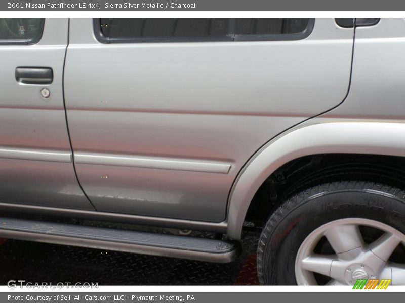 Sierra Silver Metallic / Charcoal 2001 Nissan Pathfinder LE 4x4