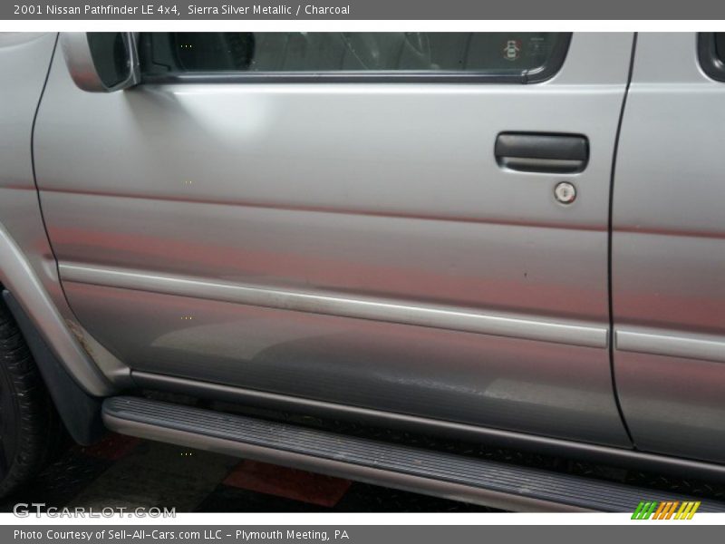 Sierra Silver Metallic / Charcoal 2001 Nissan Pathfinder LE 4x4