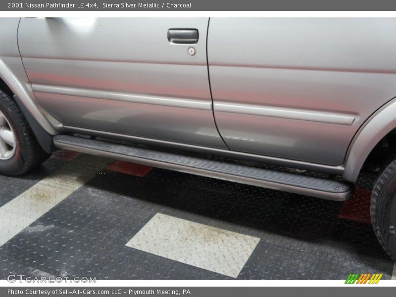 Sierra Silver Metallic / Charcoal 2001 Nissan Pathfinder LE 4x4