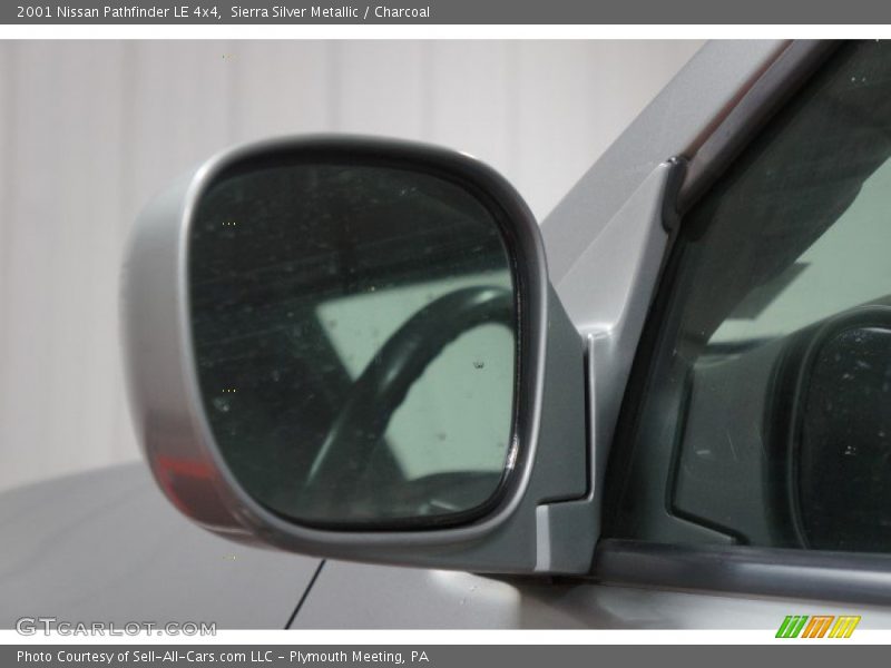 Sierra Silver Metallic / Charcoal 2001 Nissan Pathfinder LE 4x4