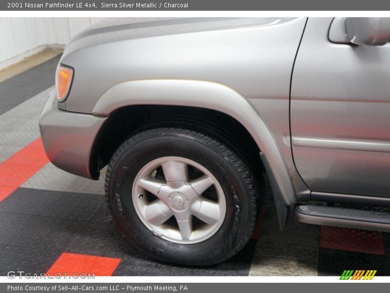 Sierra Silver Metallic / Charcoal 2001 Nissan Pathfinder LE 4x4