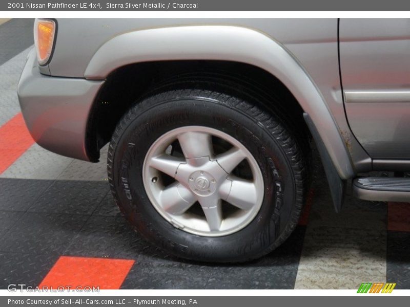 Sierra Silver Metallic / Charcoal 2001 Nissan Pathfinder LE 4x4