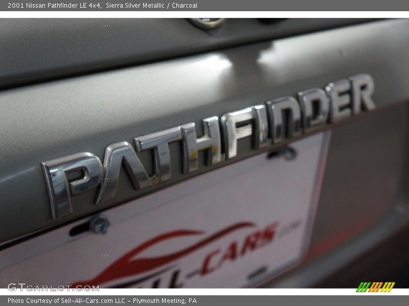 Sierra Silver Metallic / Charcoal 2001 Nissan Pathfinder LE 4x4
