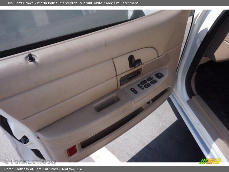 Vibrant White / Medium Parchment 2005 Ford Crown Victoria Police Interceptor