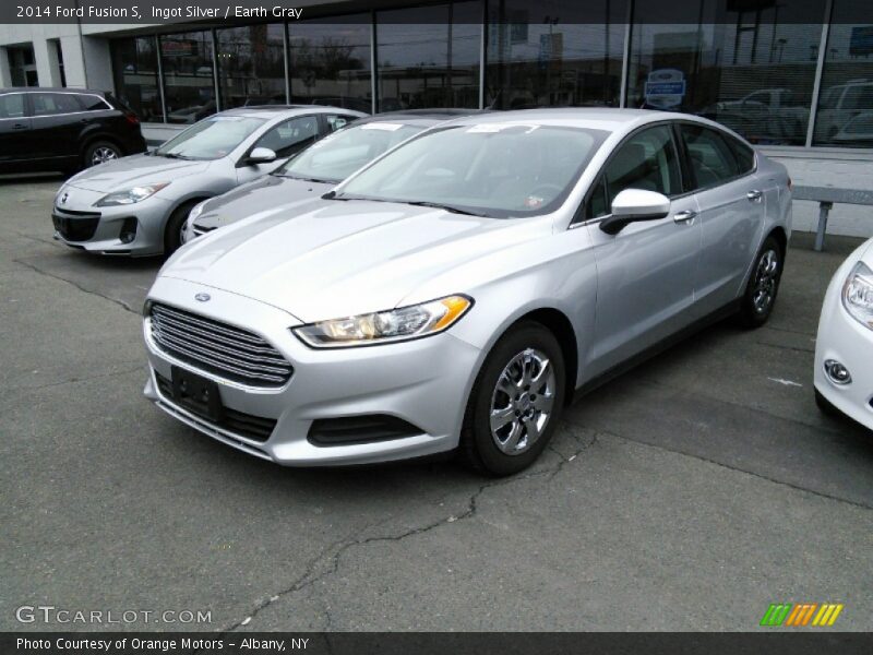 Front 3/4 View of 2014 Fusion S
