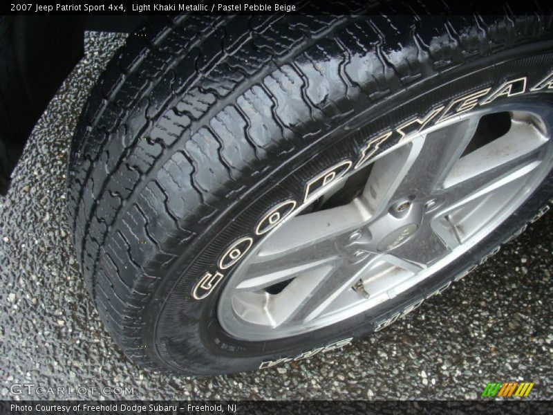 Light Khaki Metallic / Pastel Pebble Beige 2007 Jeep Patriot Sport 4x4
