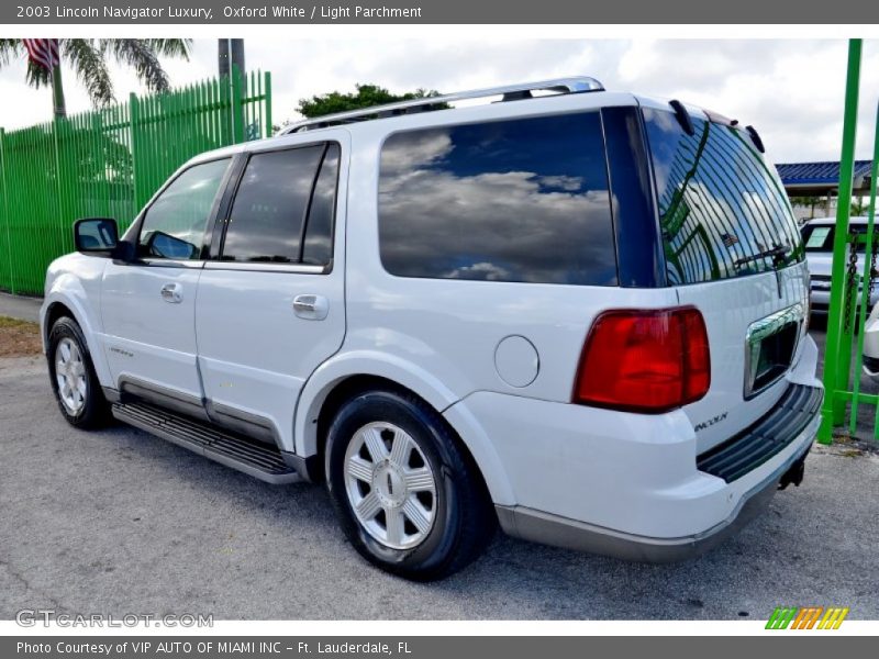 Oxford White / Light Parchment 2003 Lincoln Navigator Luxury