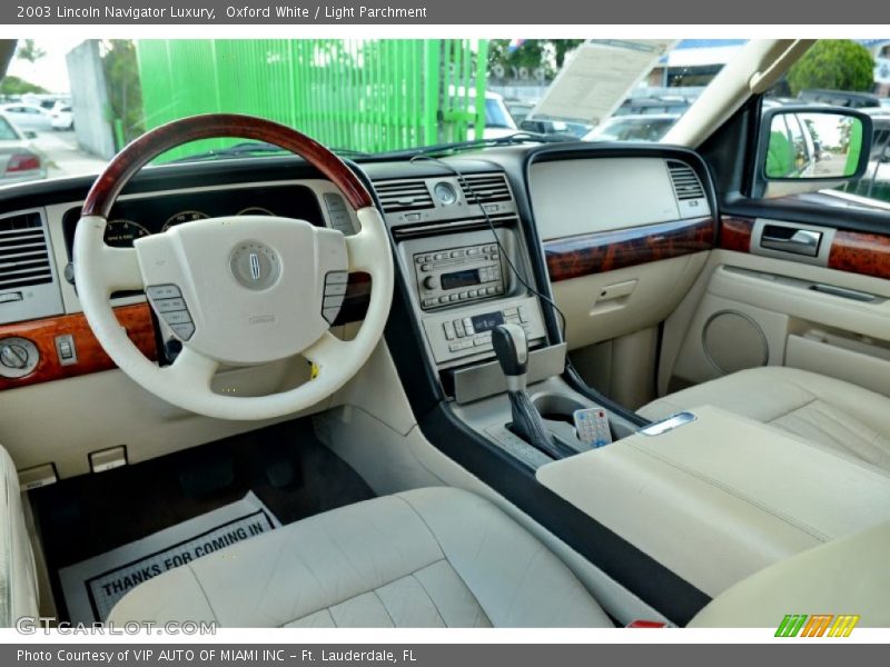 Oxford White / Light Parchment 2003 Lincoln Navigator Luxury