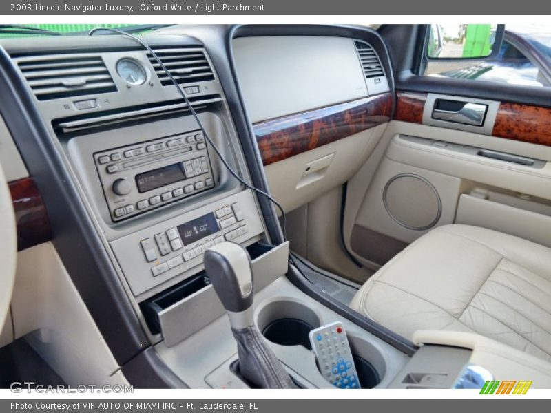 Oxford White / Light Parchment 2003 Lincoln Navigator Luxury