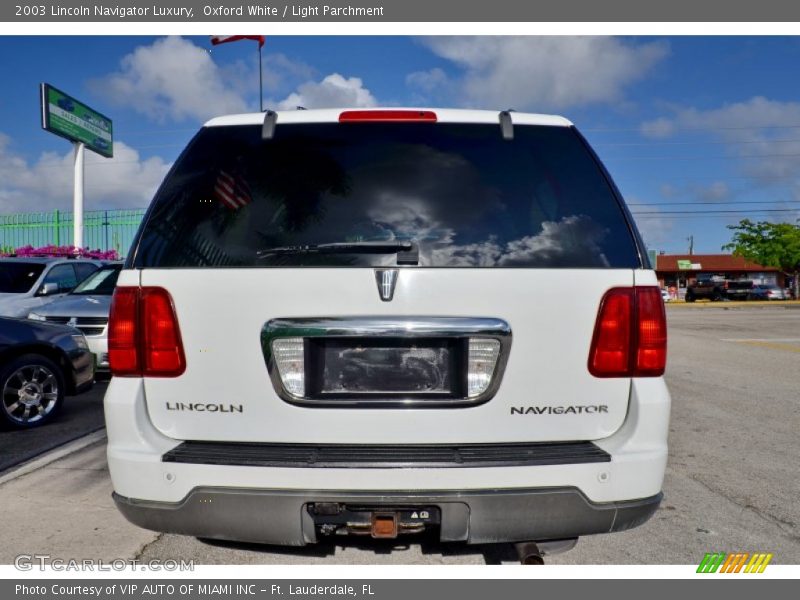 Oxford White / Light Parchment 2003 Lincoln Navigator Luxury