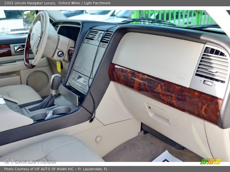 Oxford White / Light Parchment 2003 Lincoln Navigator Luxury