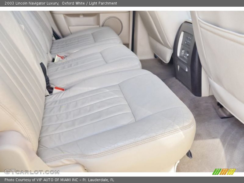 Oxford White / Light Parchment 2003 Lincoln Navigator Luxury