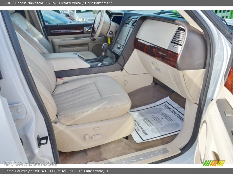Oxford White / Light Parchment 2003 Lincoln Navigator Luxury