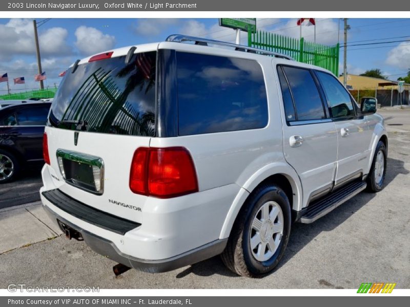 Oxford White / Light Parchment 2003 Lincoln Navigator Luxury