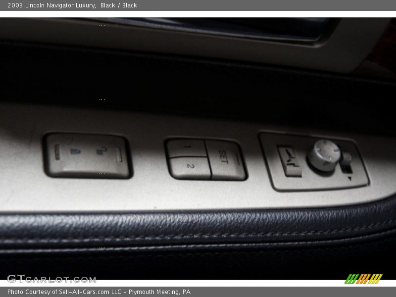 Black / Black 2003 Lincoln Navigator Luxury